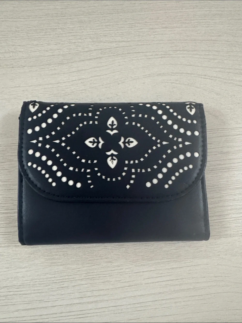 Vera Bradley Laser-Cut Tri-Fold Wallet in Morocco Navy GUC